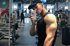 泰州肌肉男模(肌肉男模拟器)
